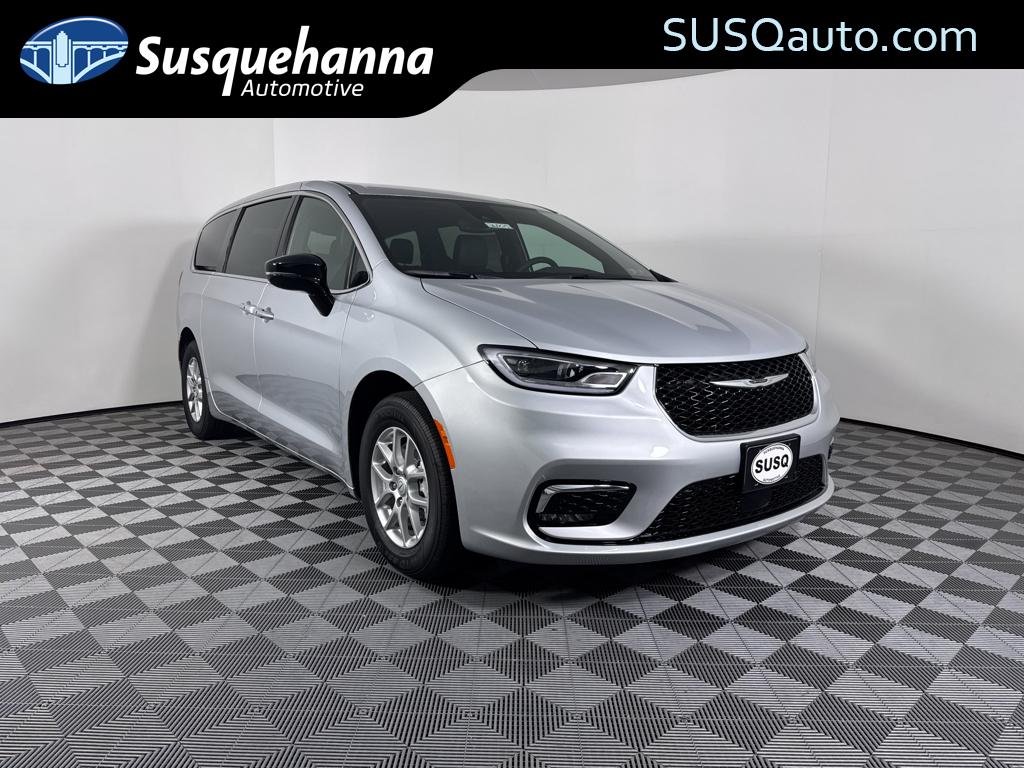 2026 Chrysler Pacifica Select's photo