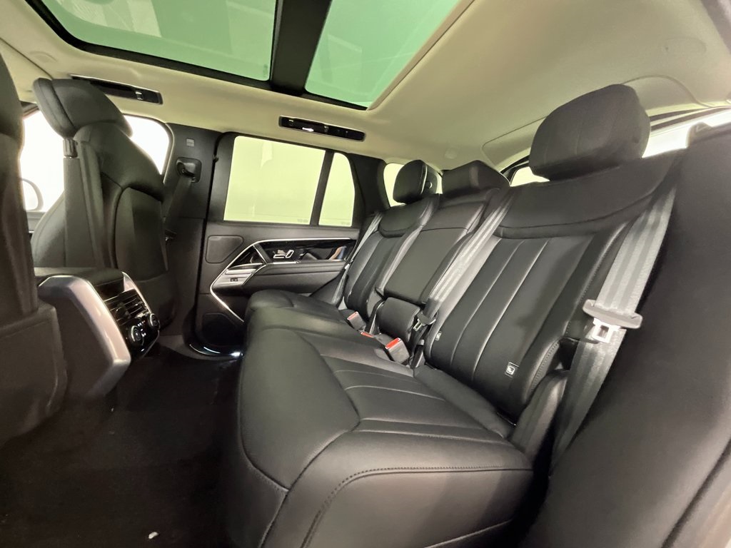 2025 Land Rover Range Rover SE photo 5