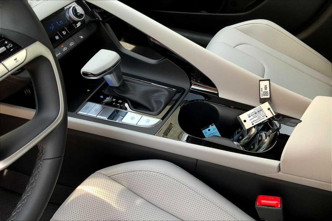 2025 Hyundai Elantra Limited photo 8