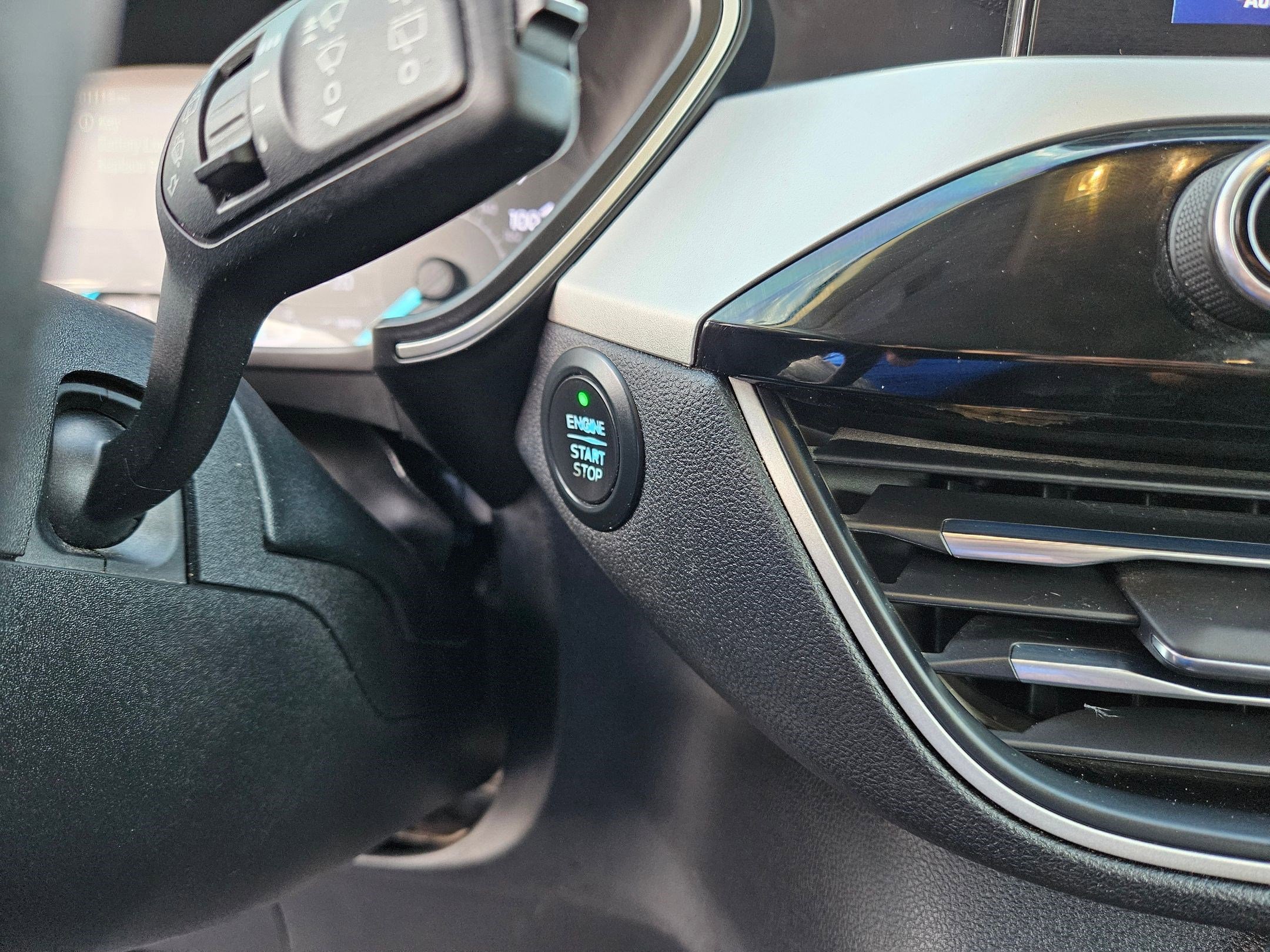2020 Ford Escape SEL photo 17