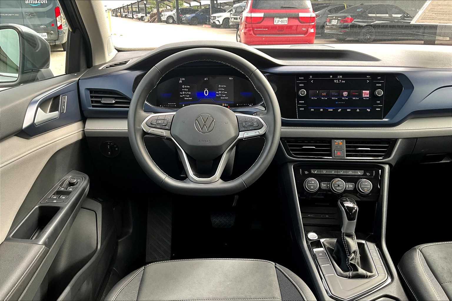 2024 Volkswagen Taos SE photo 5