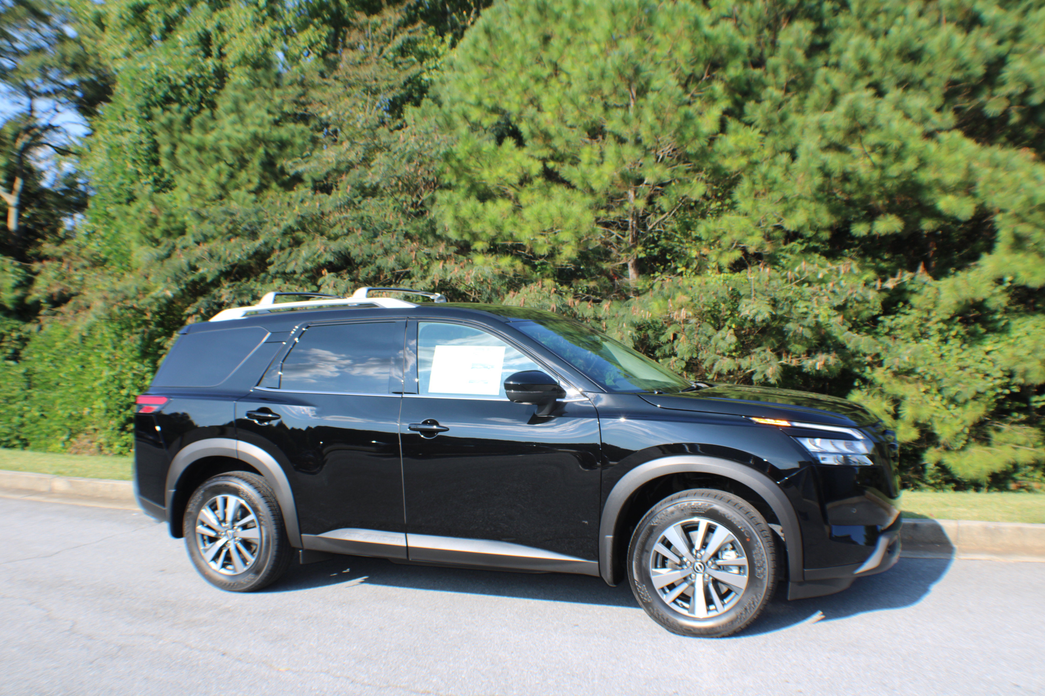 2025 Nissan Pathfinder SL's photo