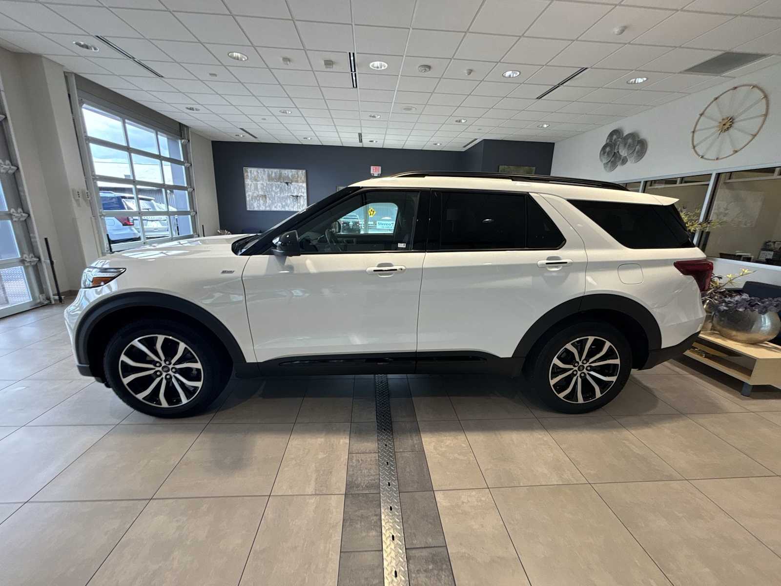 2022 Ford Explorer ST-Line photo 6