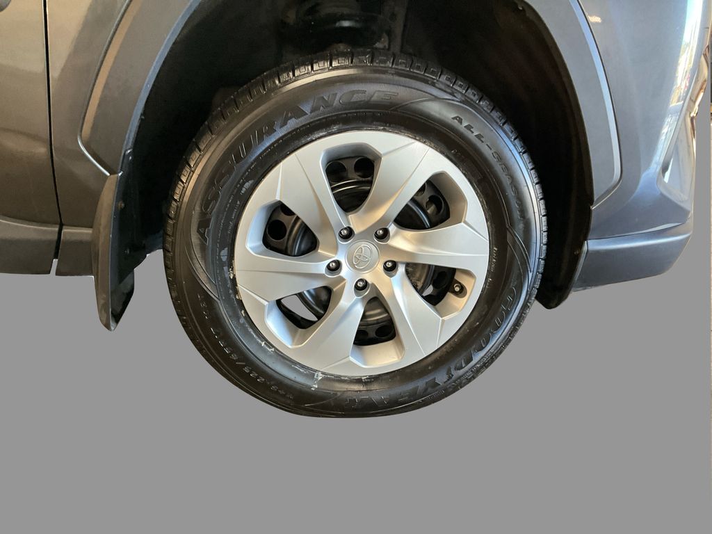 2022 Toyota RAV4 LE photo 24