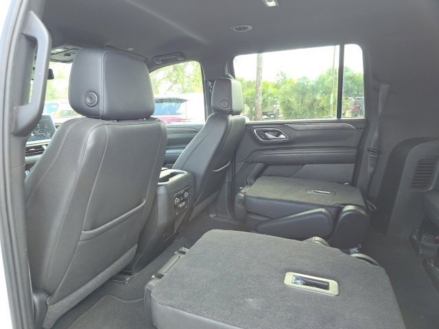 2022 Chevrolet Suburban LT photo 3
