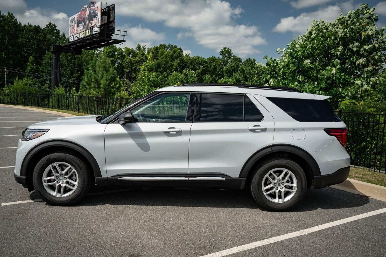 2025 Ford Explorer photo 5