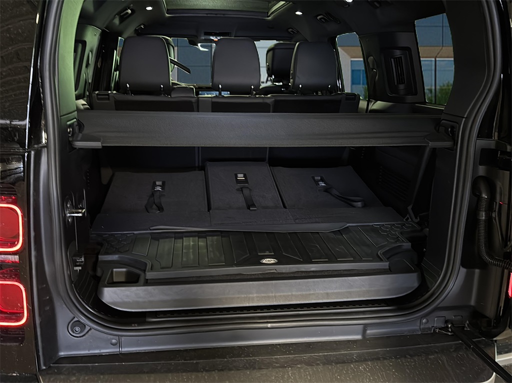 2025 Land Rover Defender 130 X-Dynamic SE photo 27