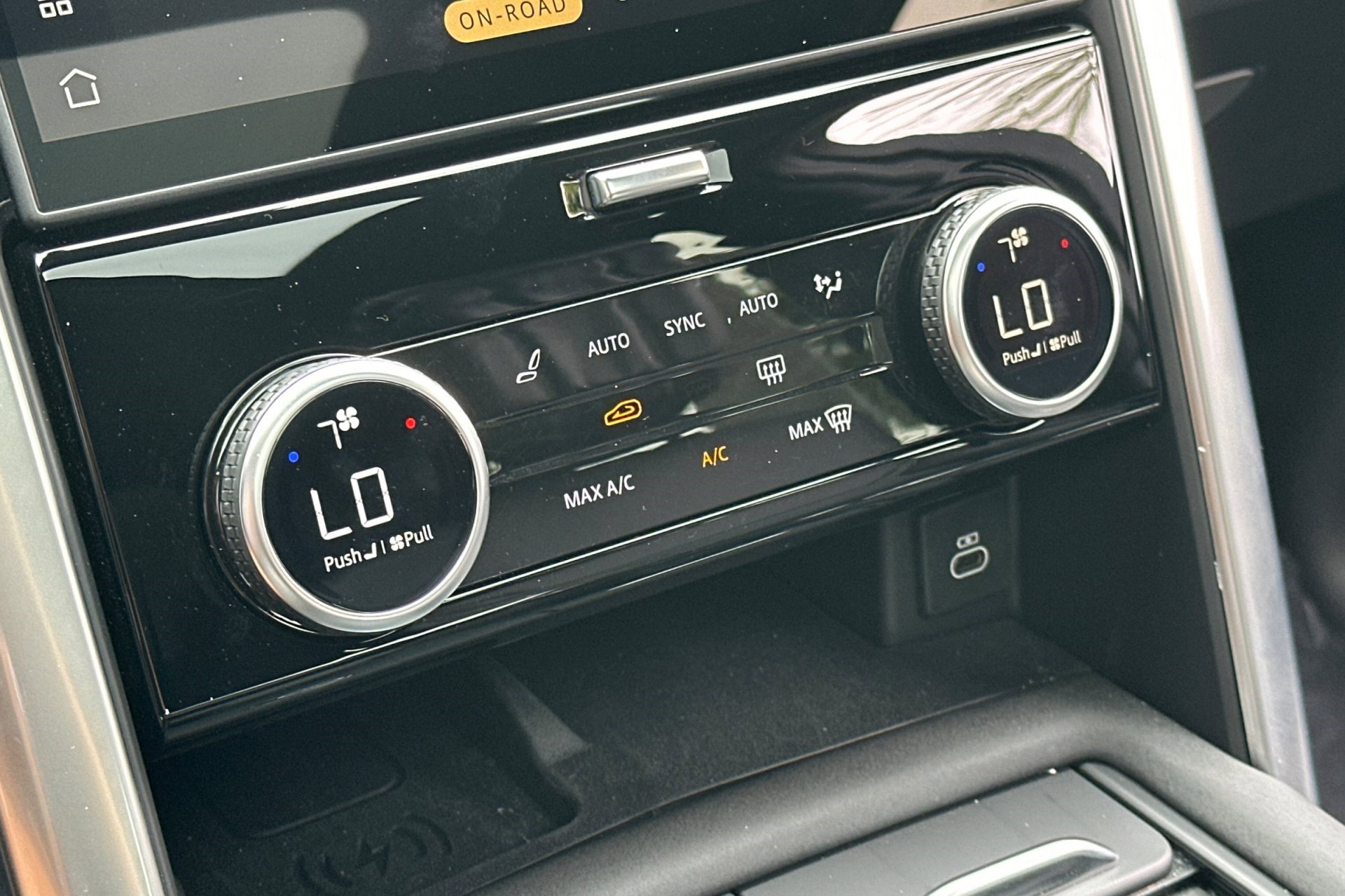 2024 Land Rover Discovery Metropolitan Edition photo 21