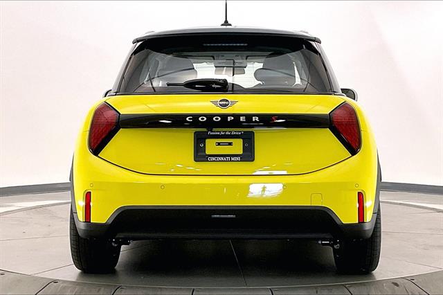 2025 Mini Cooper Hardtop 2 Door Signature photo 3