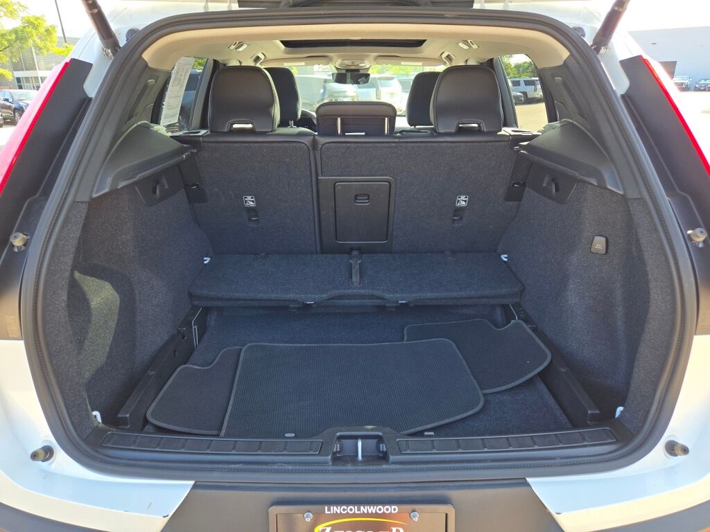 2024 Volvo XC40 Plus photo 16