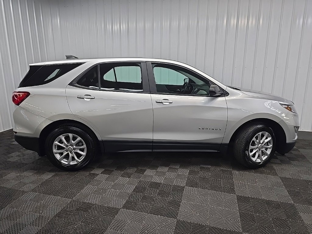 2021 Chevrolet Equinox LS photo 2