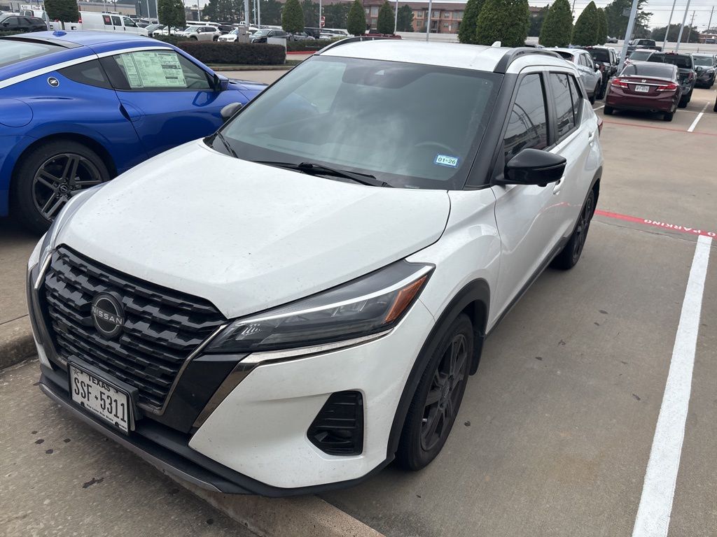 2023 Nissan Kicks SR's photo