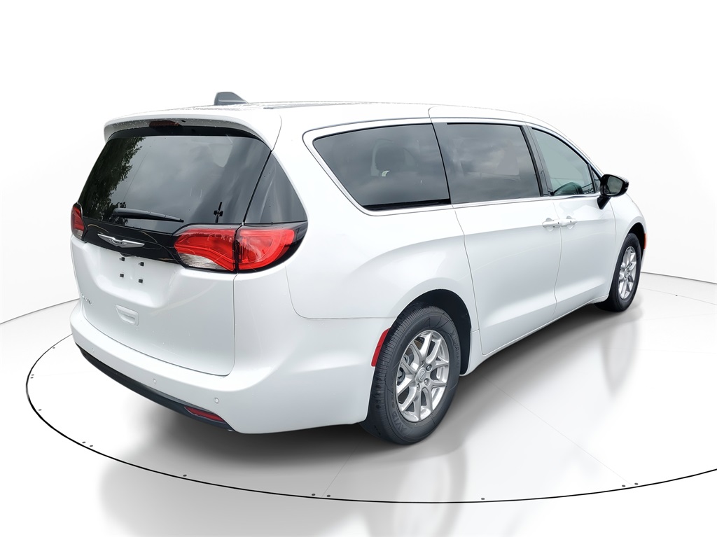 2026 Chrysler Voyager LX photo 4