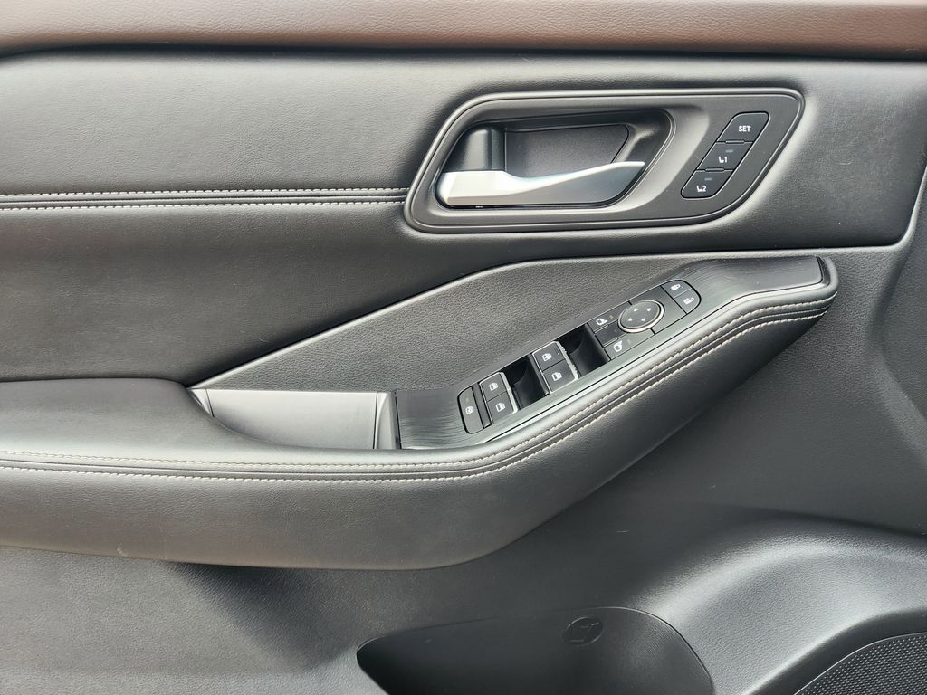 2022 Nissan Rogue SL photo 2