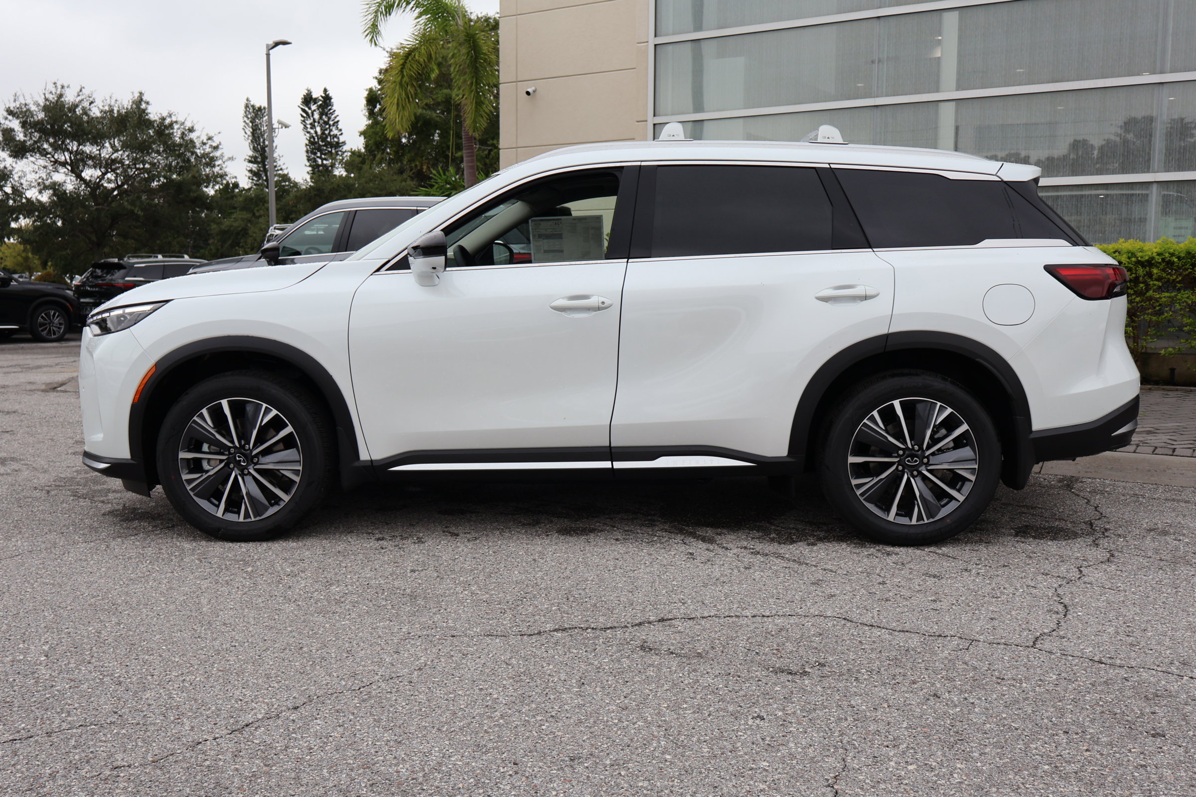 2026 Infiniti QX60 Luxe photo 2