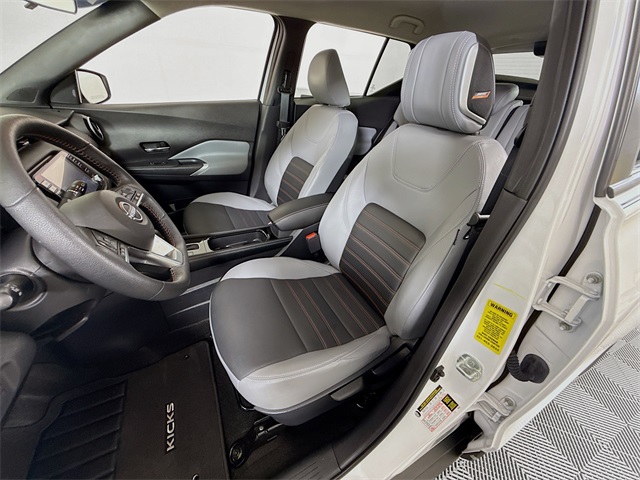 2023 Nissan Kicks SR photo 4