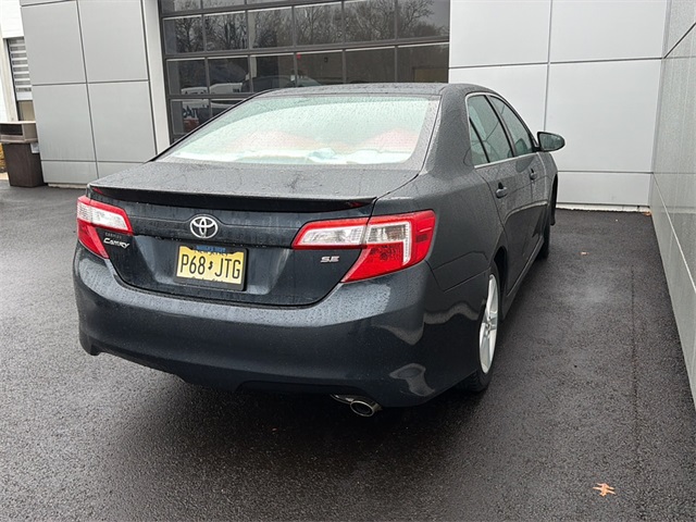 2014 Toyota Camry SE photo 2
