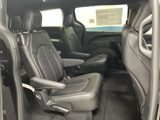 2025 Chrysler Pacifica photo 27