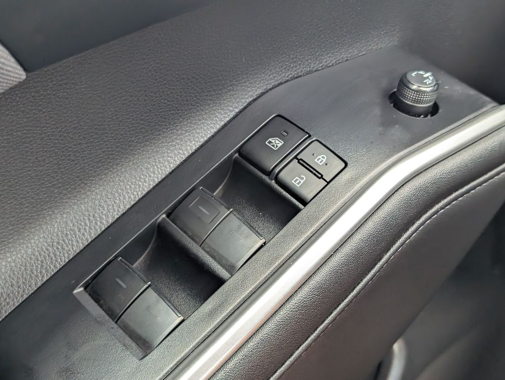2023 Toyota Highlander L photo 8