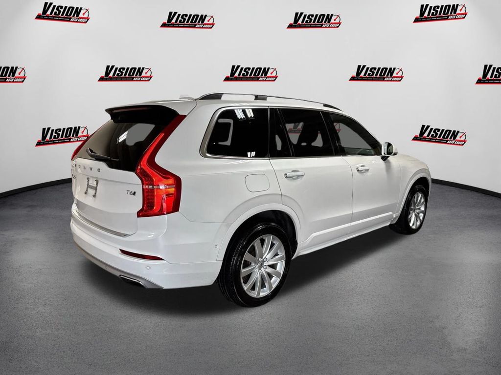 2017 Volvo XC90 T6 Momentum photo 4