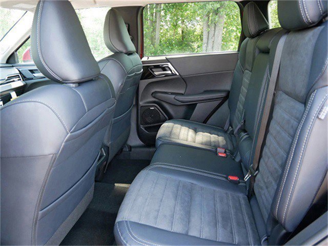 2025 Mitsubishi Outlander SE photo 3
