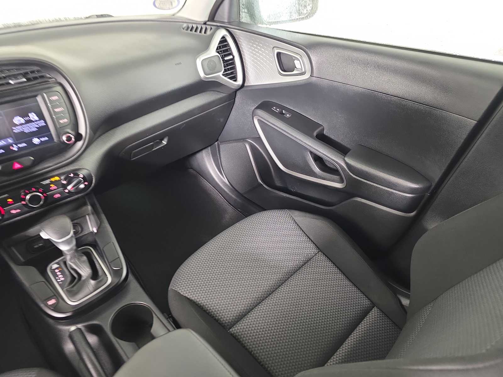 2022 Kia Soul LX photo 13