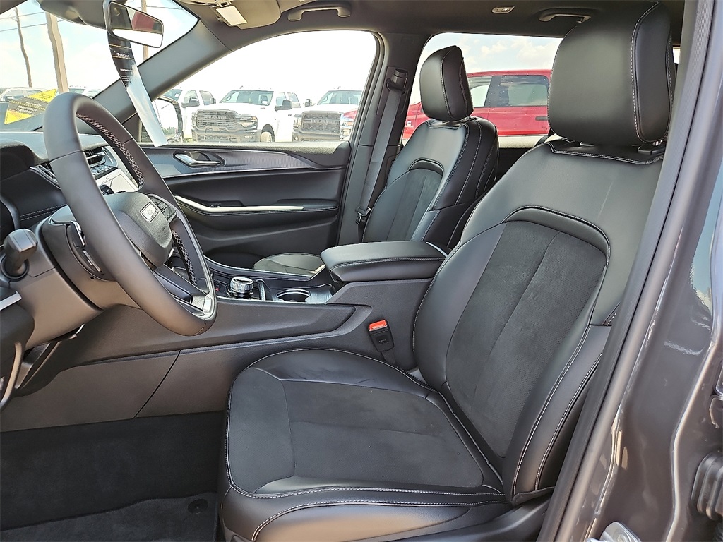 2025 Jeep Grand Cherokee Altitude photo 12