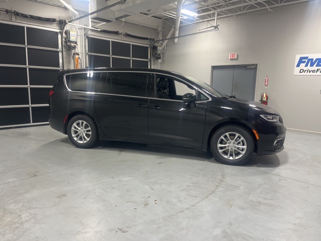 2026 Chrysler Pacifica Select's photo