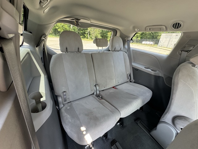 2020 Toyota Sienna L photo 14