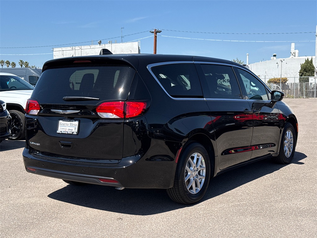 2025 Chrysler Voyager LX photo 12