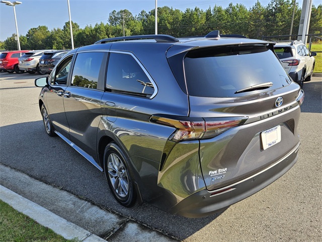 2025 Toyota Sienna XLE photo 10