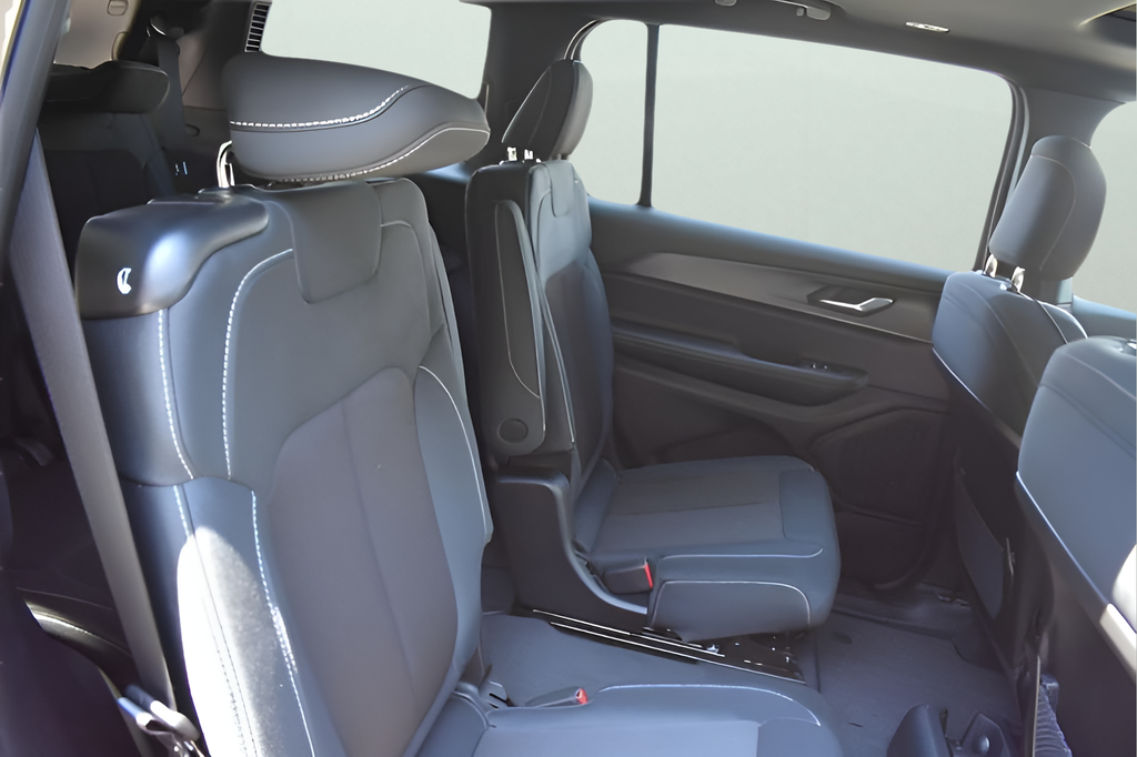 2025 Jeep Grand Cherokee Laredo photo 17