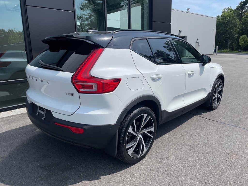 2022 Volvo XC40 R-Design AWD photo 4