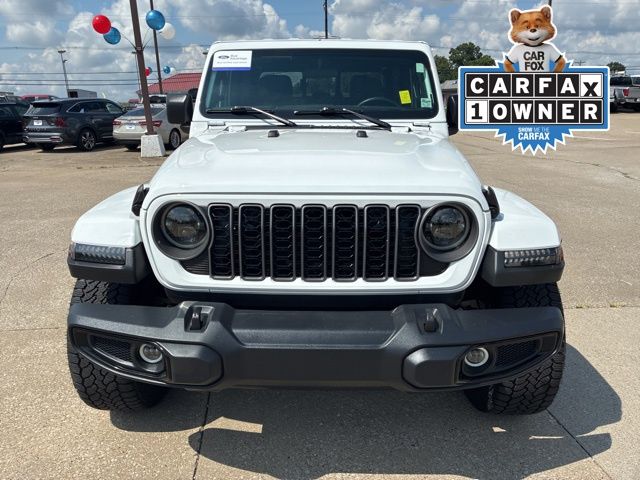 2025 Jeep Gladiator photo 2