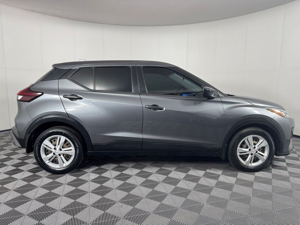 2022 Nissan Kicks S photo 2