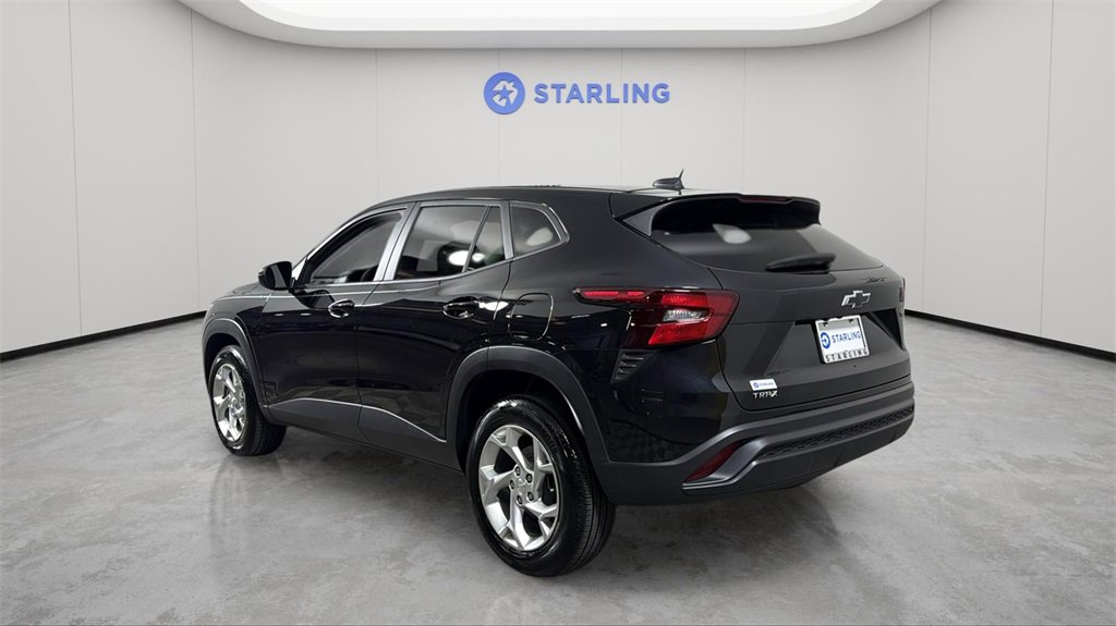 2025 Chevrolet Trax LS photo 4