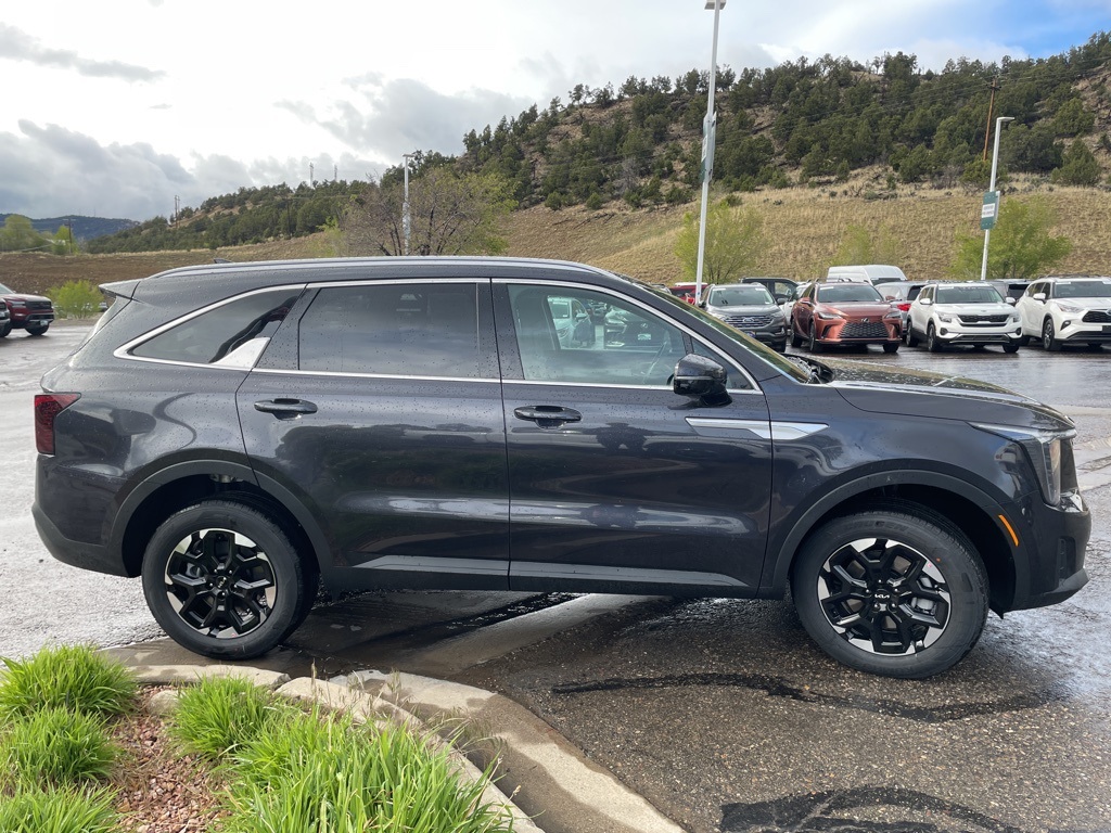 2025 Kia Sorento S photo 4