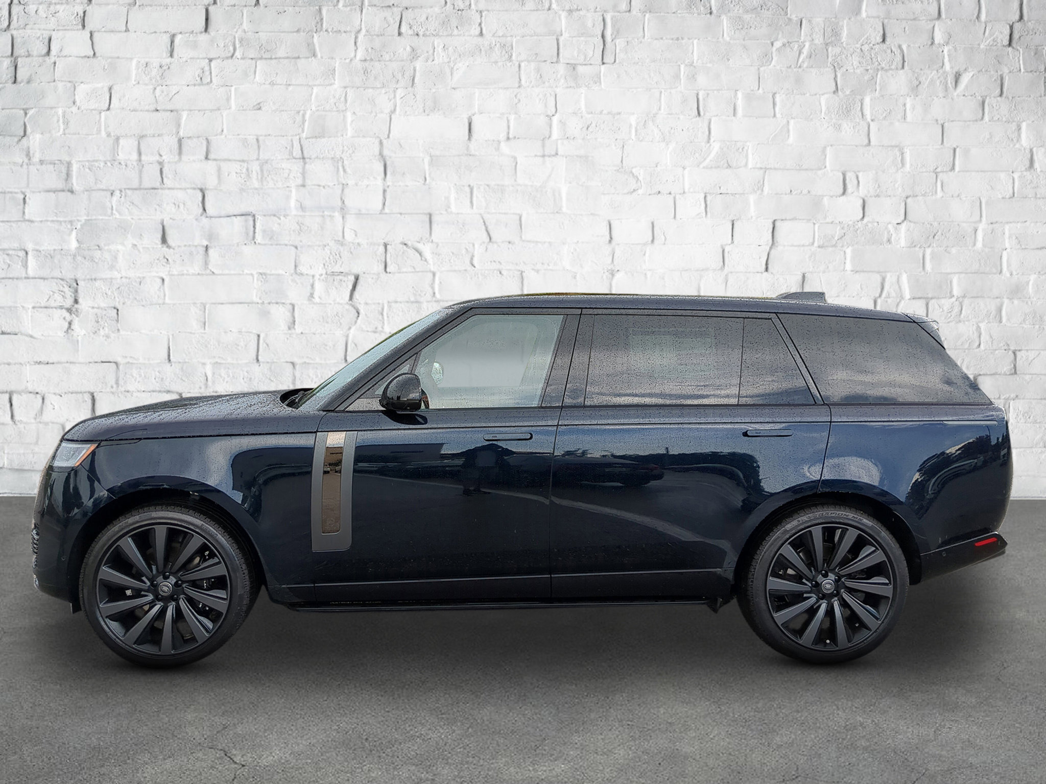 2025 Land Rover Range Rover SV photo 2