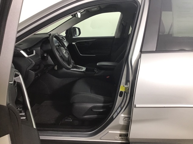 2021 Toyota RAV4 LE photo 9