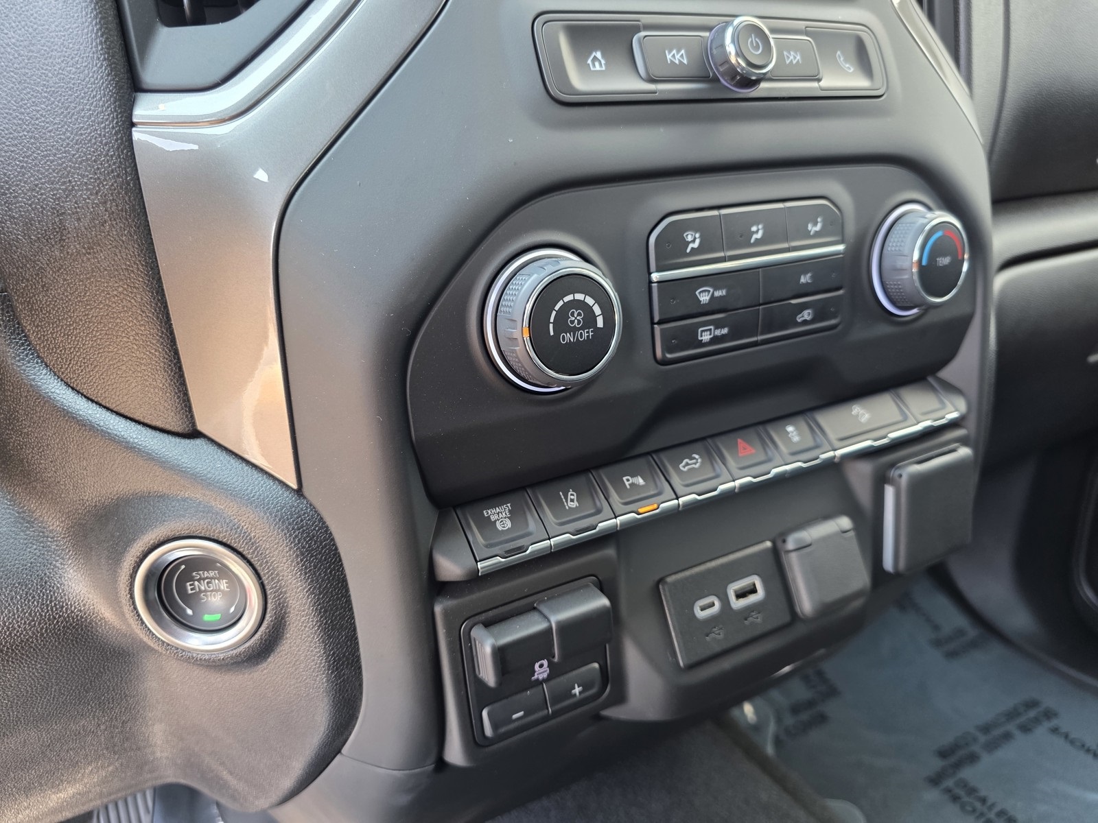2025 Chevrolet Silverado 2500HD Custom photo 29