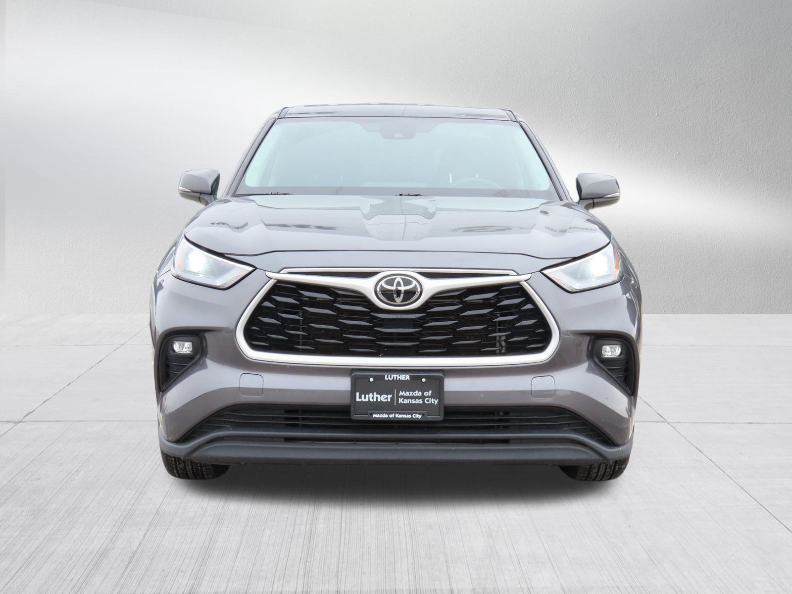 Used 2024 Toyota Highlander LE with VIN 5TDKDRBH9RS528568 for sale in Kansas City