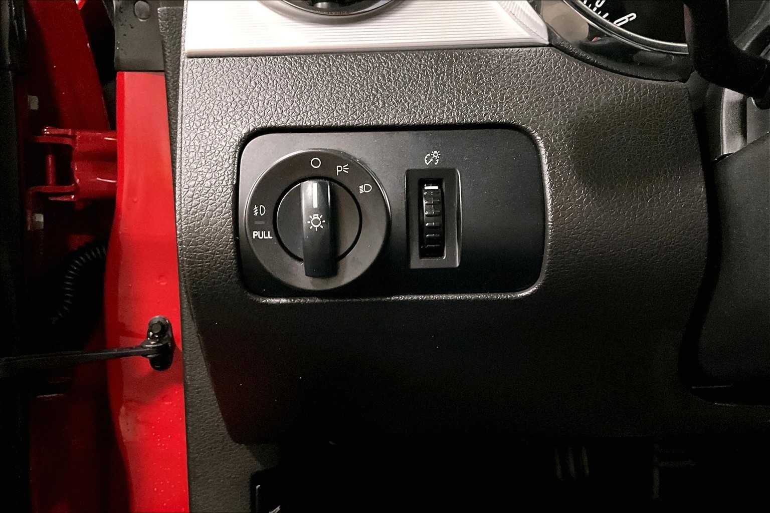 2006 Ford Mustang Convertible photo 30