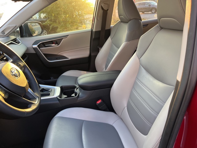 2019 Toyota RAV4 XLE Premium photo 7