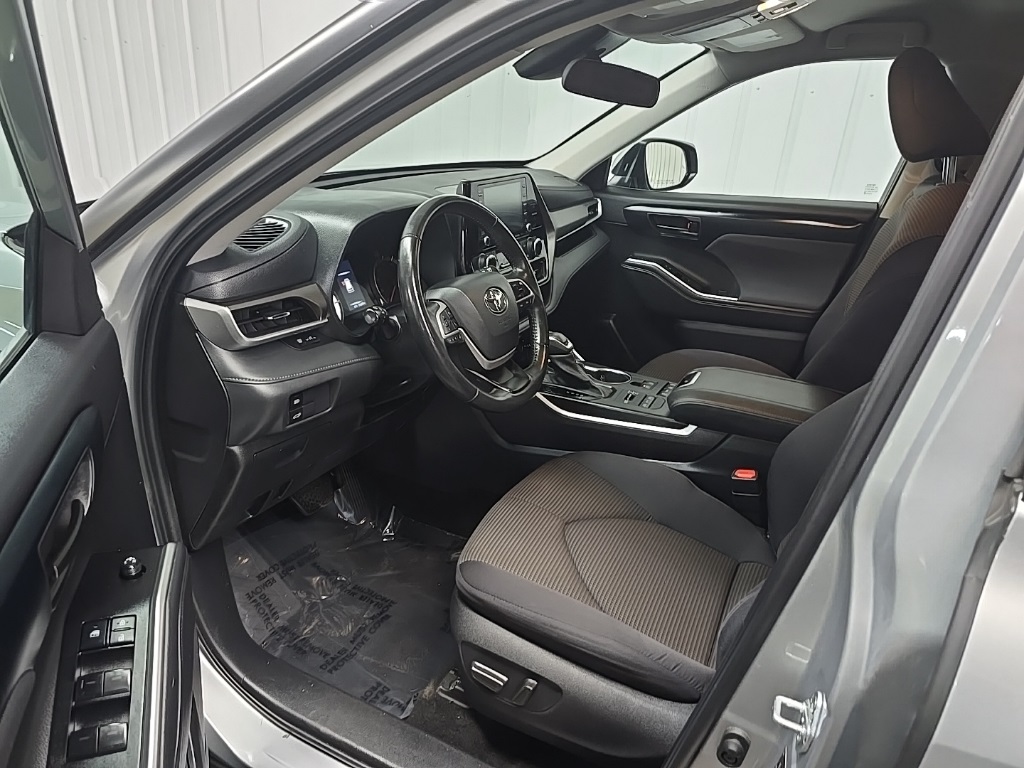 2022 Toyota Highlander LE photo 28