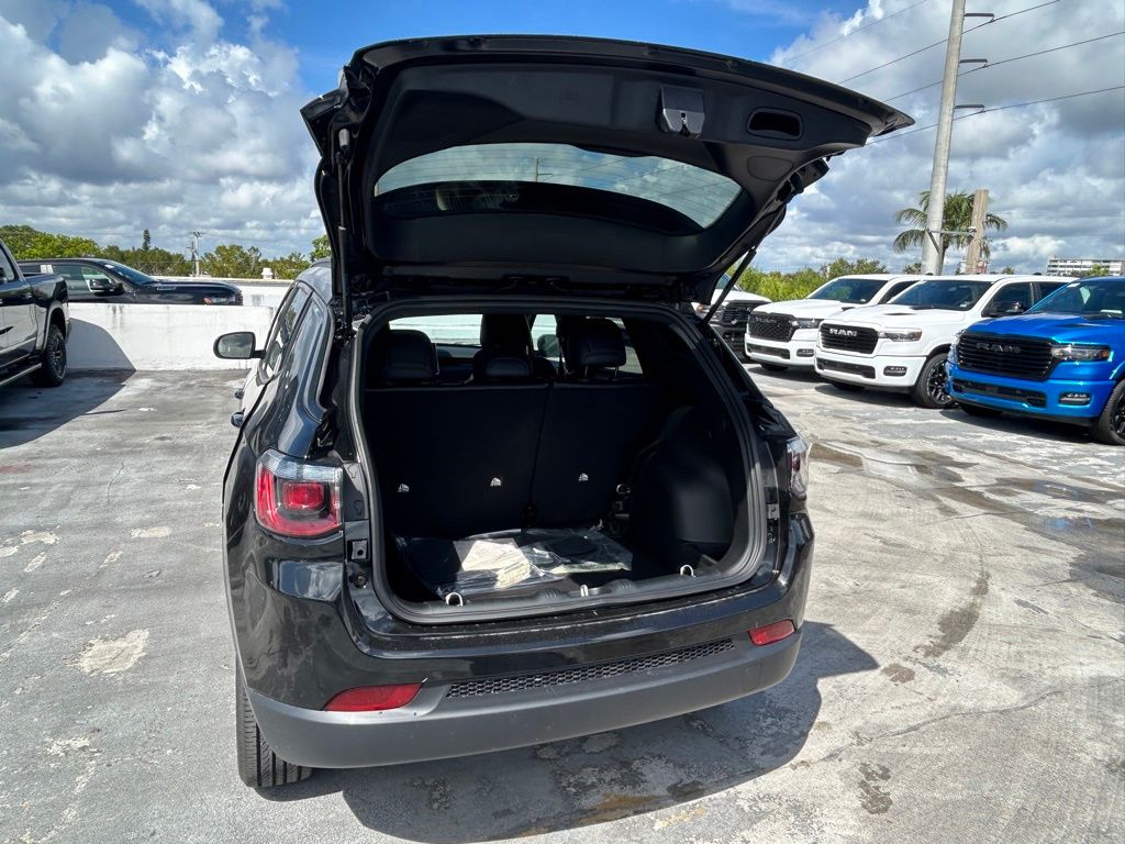 2026 Jeep Compass Latitude Altitude photo 23