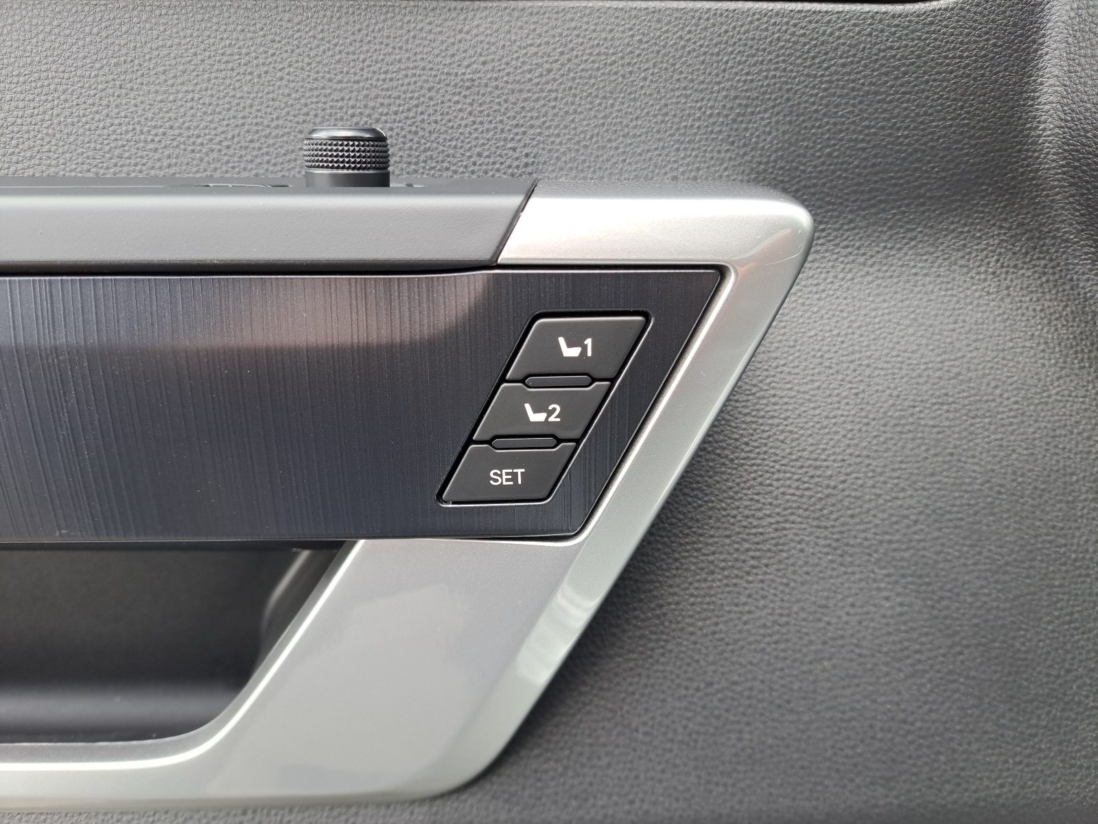2025 Toyota Tundra Platinum CrewMax photo 17