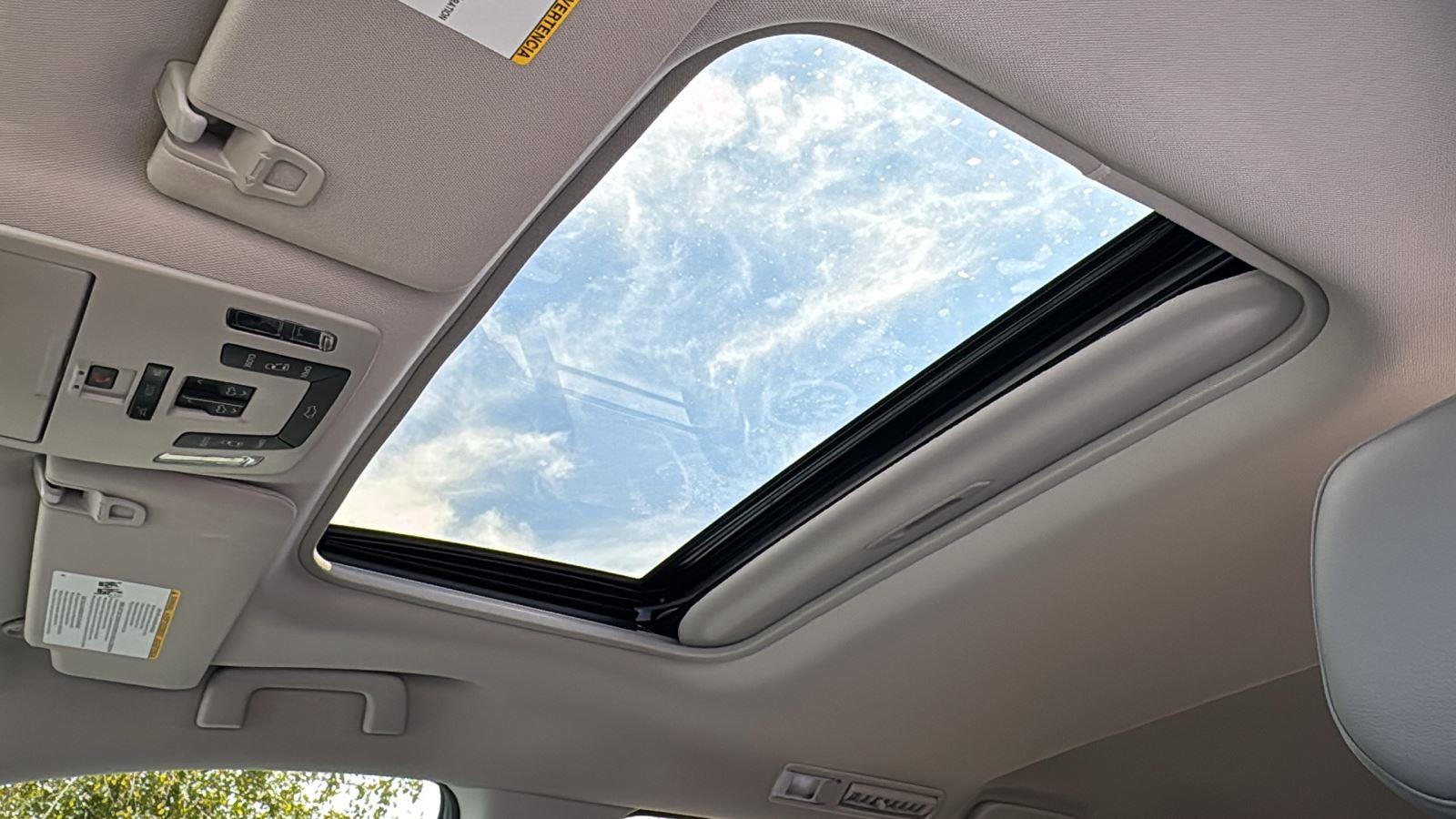 2024 Toyota Sienna XLE photo 23