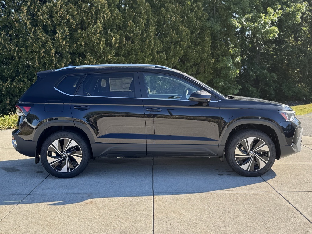 2025 Volkswagen Taos SE photo 4