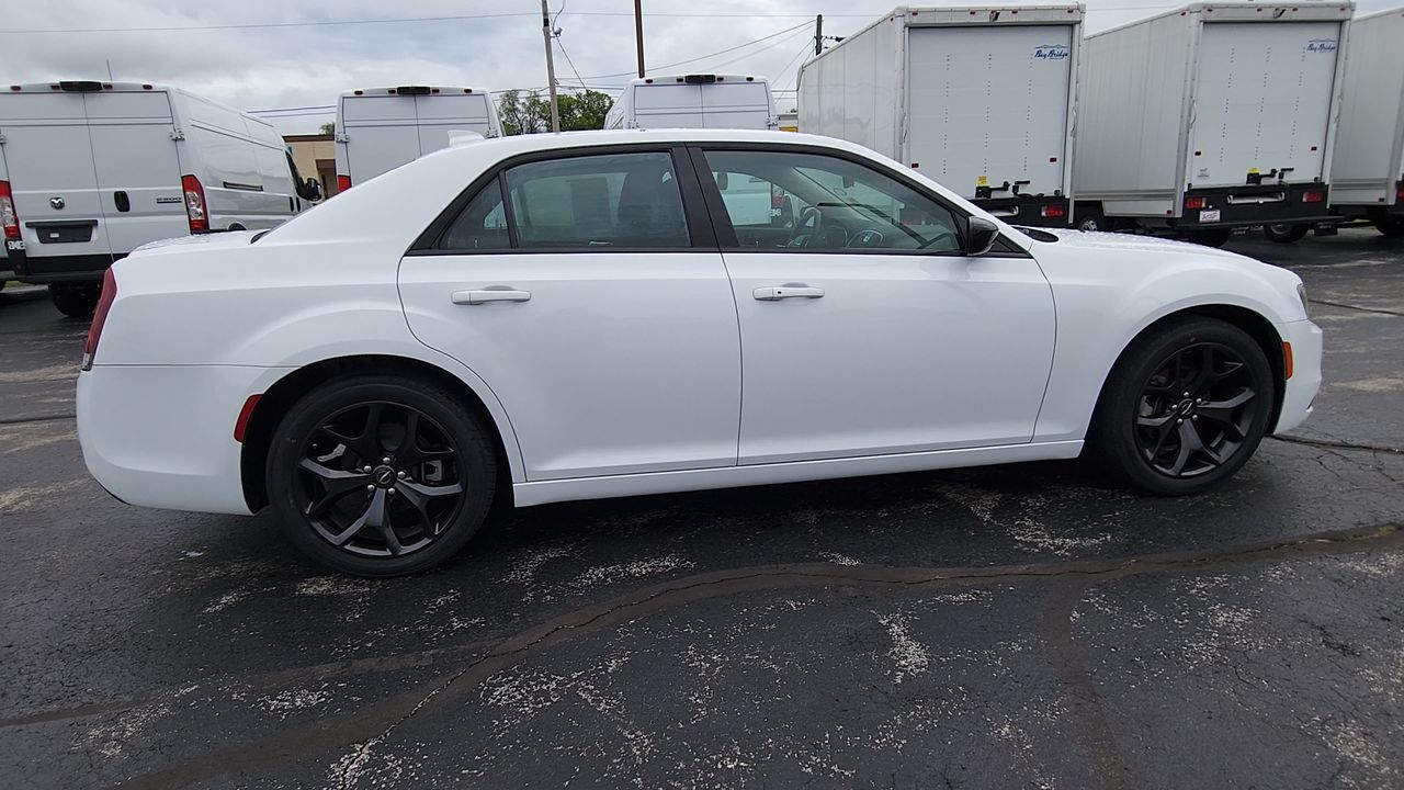 2023 Chrysler 300 Touring photo 8