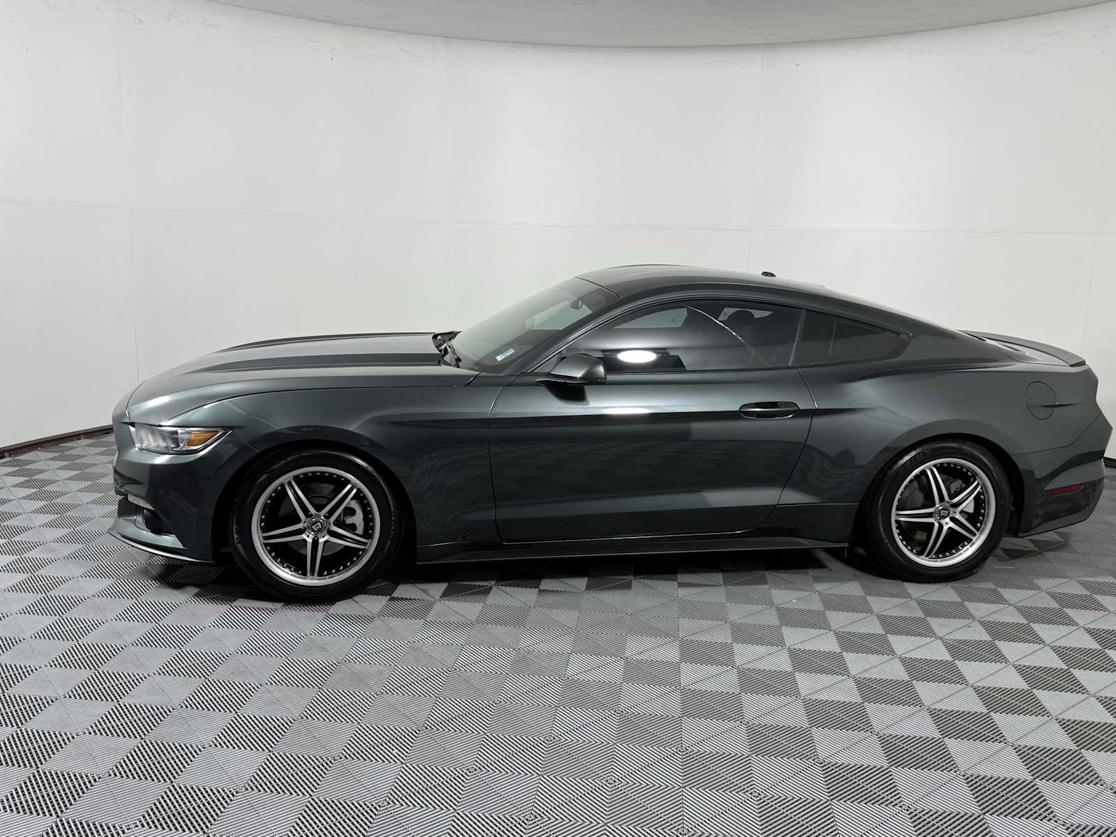 2015 Ford Mustang EcoBoost Premium photo 4
